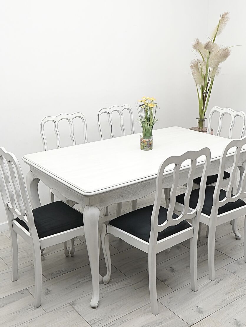 Piękna stylowa garderoba w stylu eklektycznym. Po profesjonalnej renowacji.