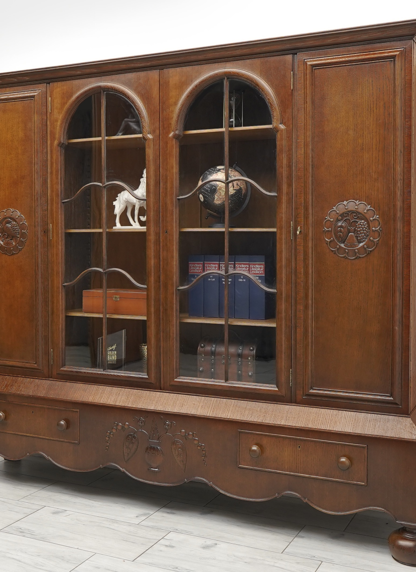 Zabytkowa dębowa biblioteka z lat 20-tych. Po renowacji.