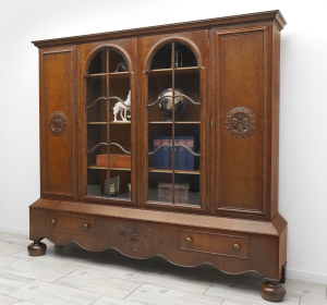 Zabytkowa dębowa biblioteka z lat 20-tych. Po renowacji.