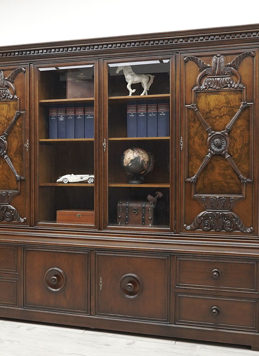 Zabytkowa biblioteka z lat 30-tych w stylu eklektycznym. Po renowacji.