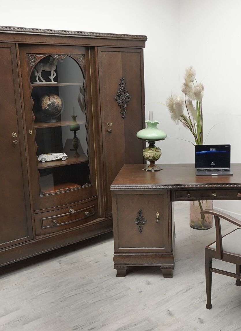 Antyczny, dębowy gabinet z lat 20-tych. Po profesjonalnej renowacji.
