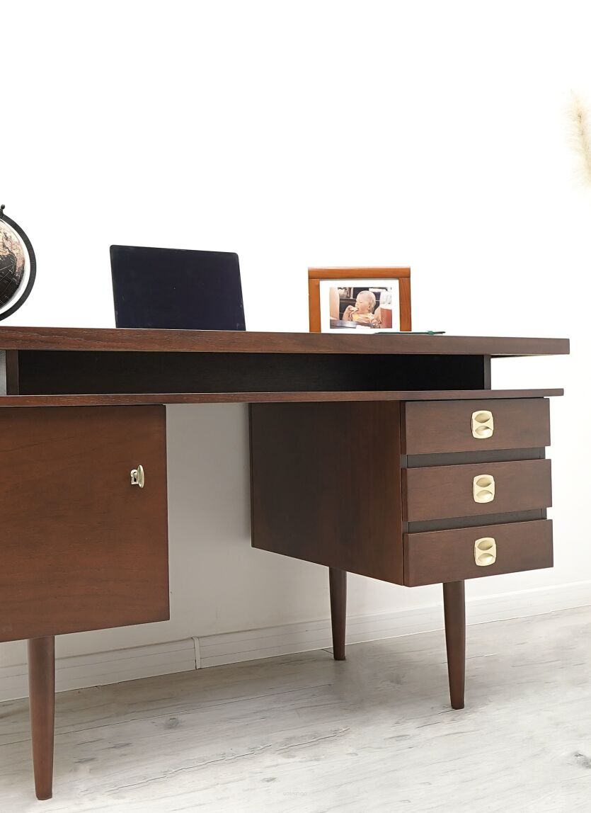 Biurko z czasów PRL. Po profesjonalnej renowacji.