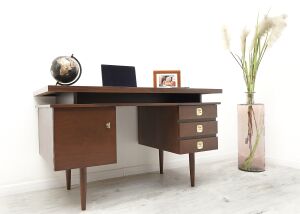 Biurko z czasów PRL. Po profesjonalnej renowacji.