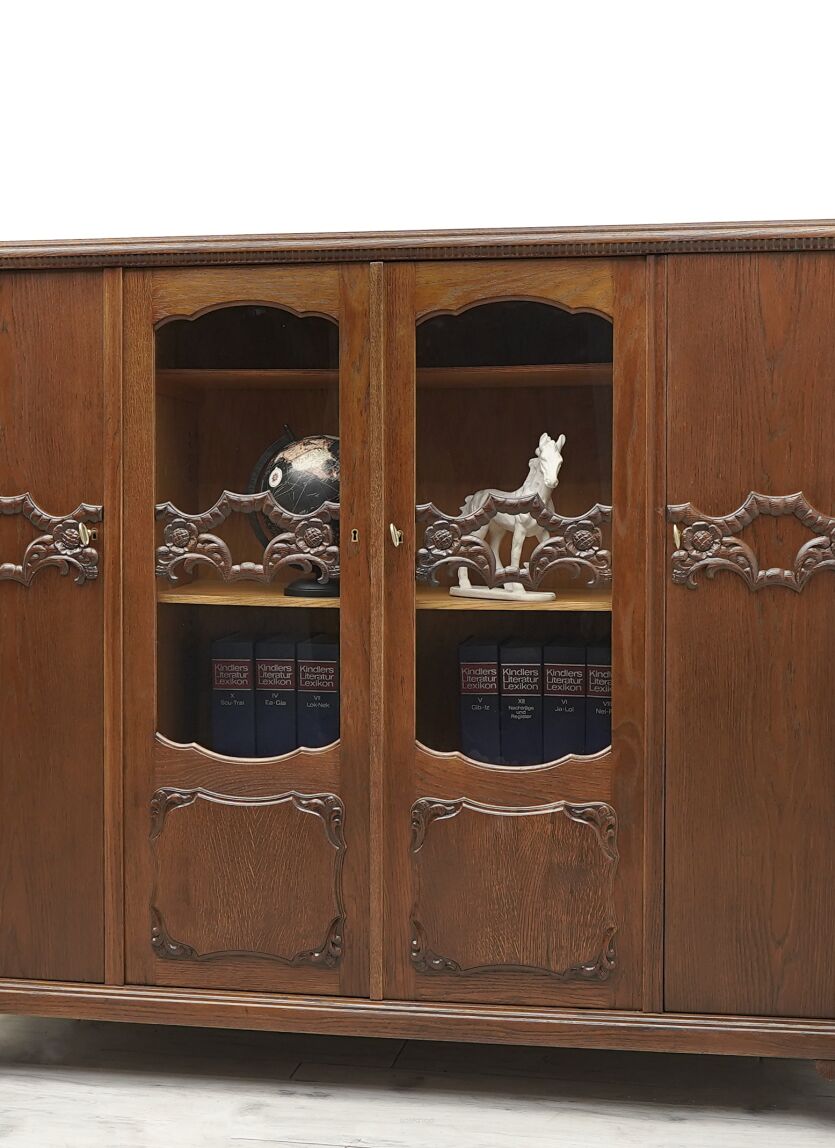 Zabytkowa biblioteka z lat 20-tych w stylu secesyjnym. Po renowacji.