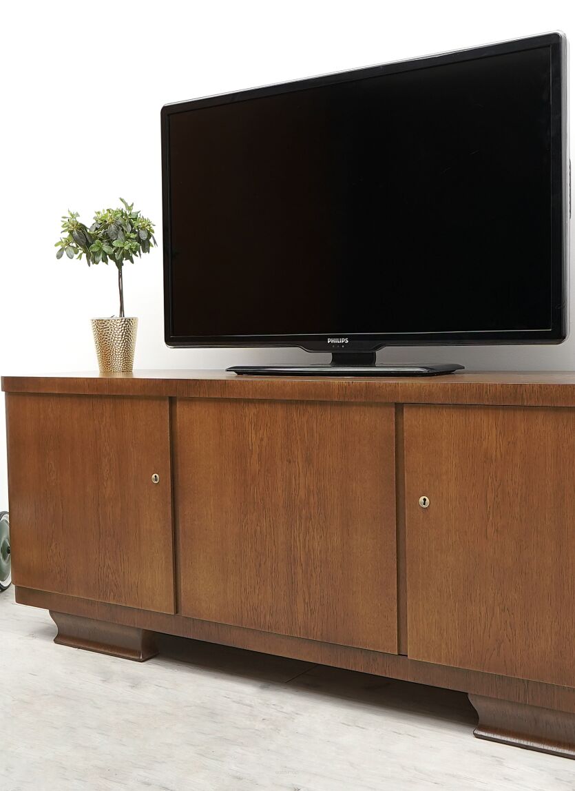 Zabytkowa komoda z lat 40-tych w stylu art deco . Po renowacji.