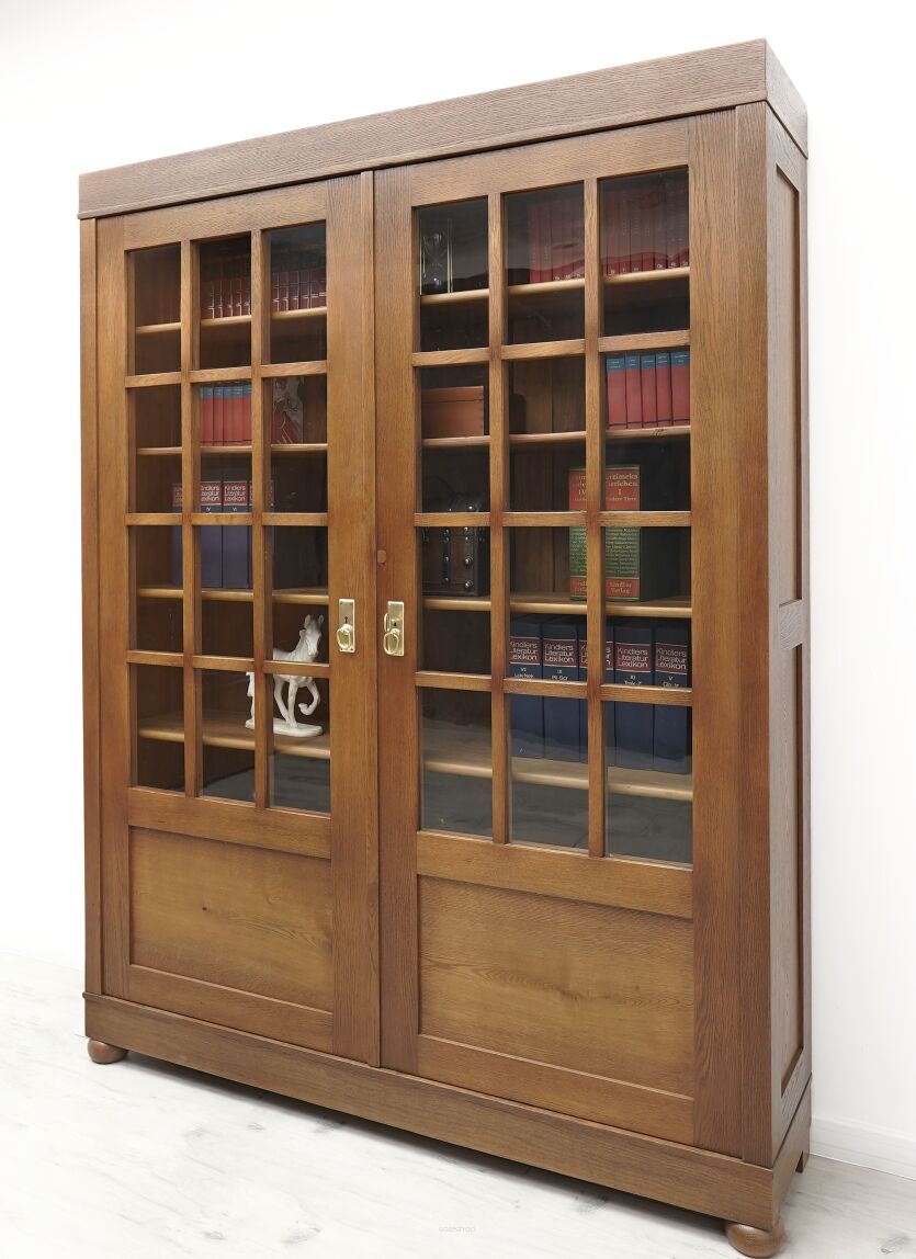 Antyczna secesyjna biblioteka z końca XIX w. Po renowacji.