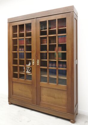 Antyczna secesyjna biblioteka z końca XIX w. Po renowacji.