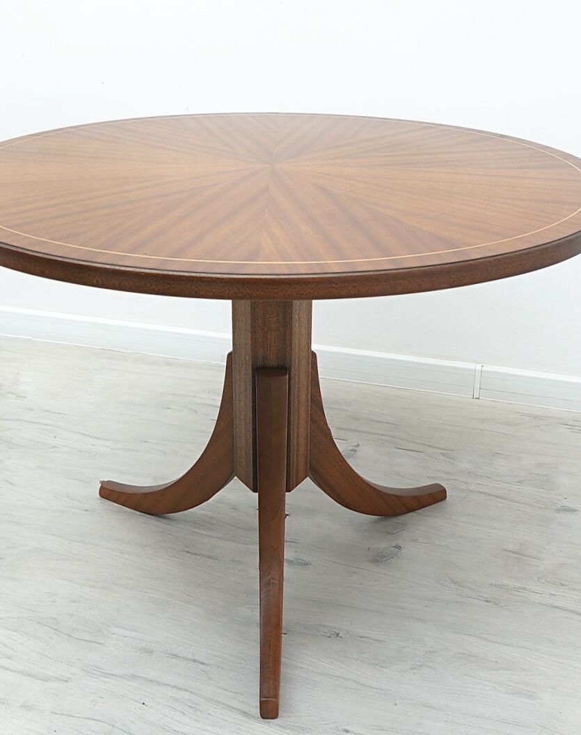 Stylowy okrągły stolik na 3 nogach z połowy XX w. Po renowacji.