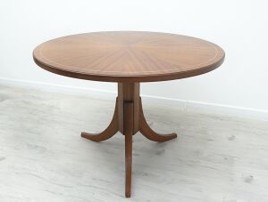Stylowy okrągły stolik na 3 nogach z połowy XX w. Po renowacji.
