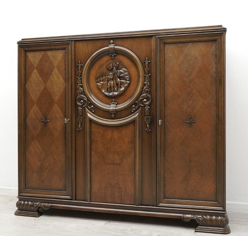 Komoda z lat 30-tych w stylu flamandzkim. Po renowacji.