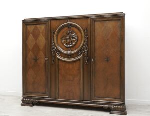 Komoda z lat 30-tych w stylu flamandzkim. Po renowacji.