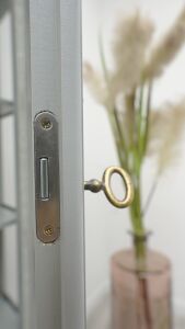 Stylowa witryna z litego drewna dębowego. Po profesjonalnej renowacji. - 4