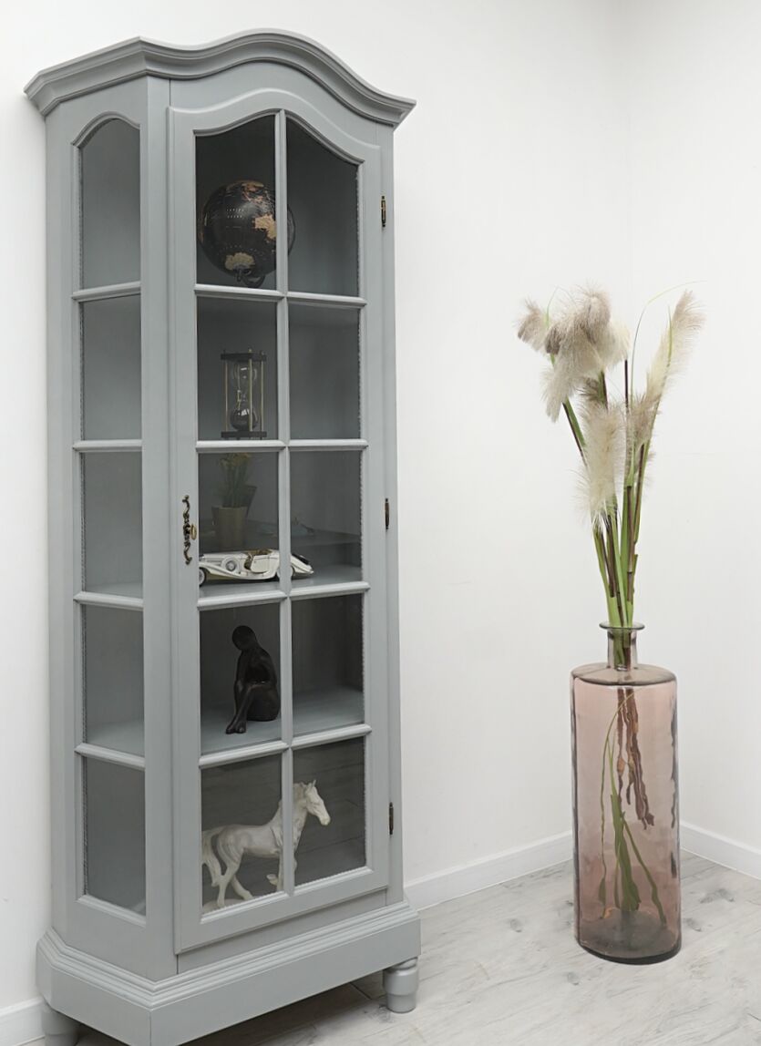 Stylowa witryna z litego drewna dębowego. Po profesjonalnej renowacji.