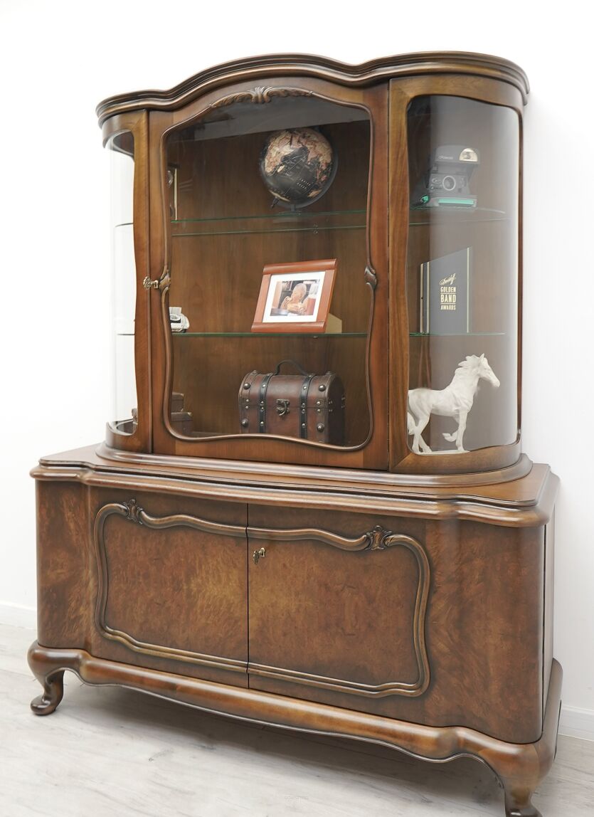 Zabytkowa witryna z lat 40-tych w stylu chippendale. Po renowacji.