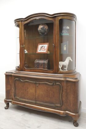 Zabytkowa witryna z lat 40-tych w stylu chippendale. Po renowacji.